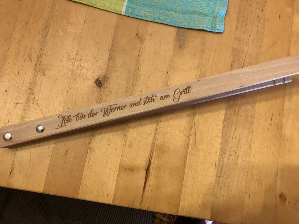 Elegante Holz-Grillzubehör mit persönlicher Gravur, perfekt für Grillmeister, individuell gestaltet bei Laserart Kevin Langer in Lübbecke.
