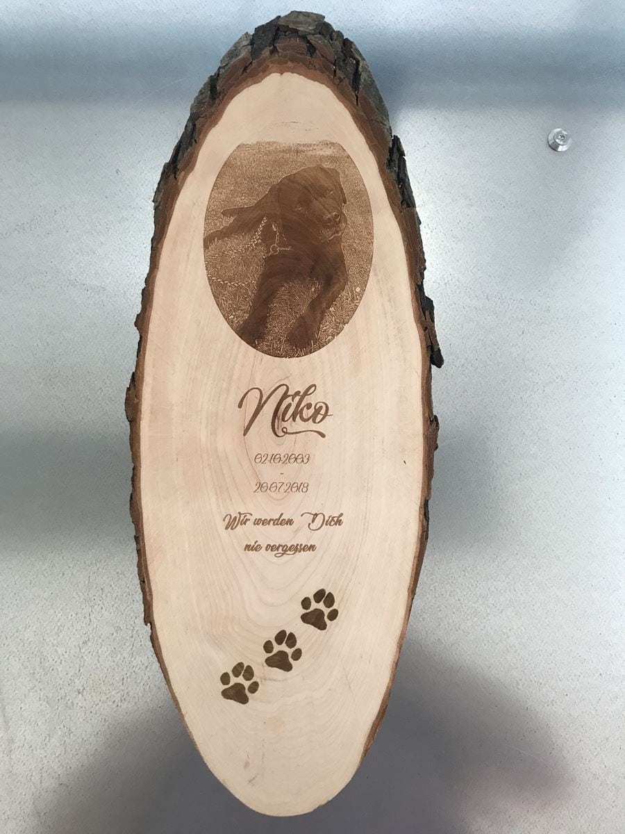 Elegantes Holzschild bzw. Rindenbrett mit Lasergravur eines Hundes und persönlicher Widmung, ideal für liebevolle Erinnerungen oder Geschenkideen.