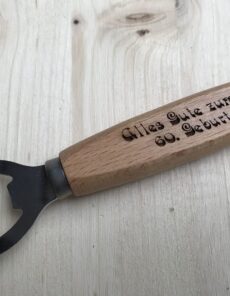 Flaschenöffner aus Buchenholz. Perfekt als Geschenk für kreative Köpfe.