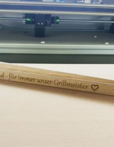 Elegante Holz-Grillzange mit persönlicher Gravur, perfekt für Grillmeister, individuell gestaltet bei Laserart Kevin Langer in Lübbecke.