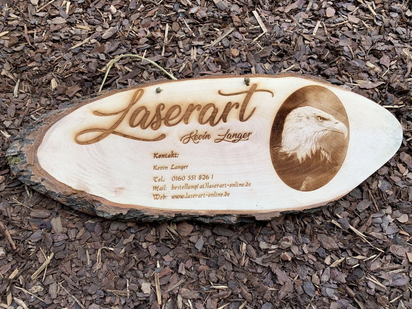 Hochwertiges Holzschild mit Lasergravur und Adler-Motiv, personalisiert mit Kontaktinformationen, für den Geschäftsbetrieb bei Laserart Kevin Langer in Lübbecke.