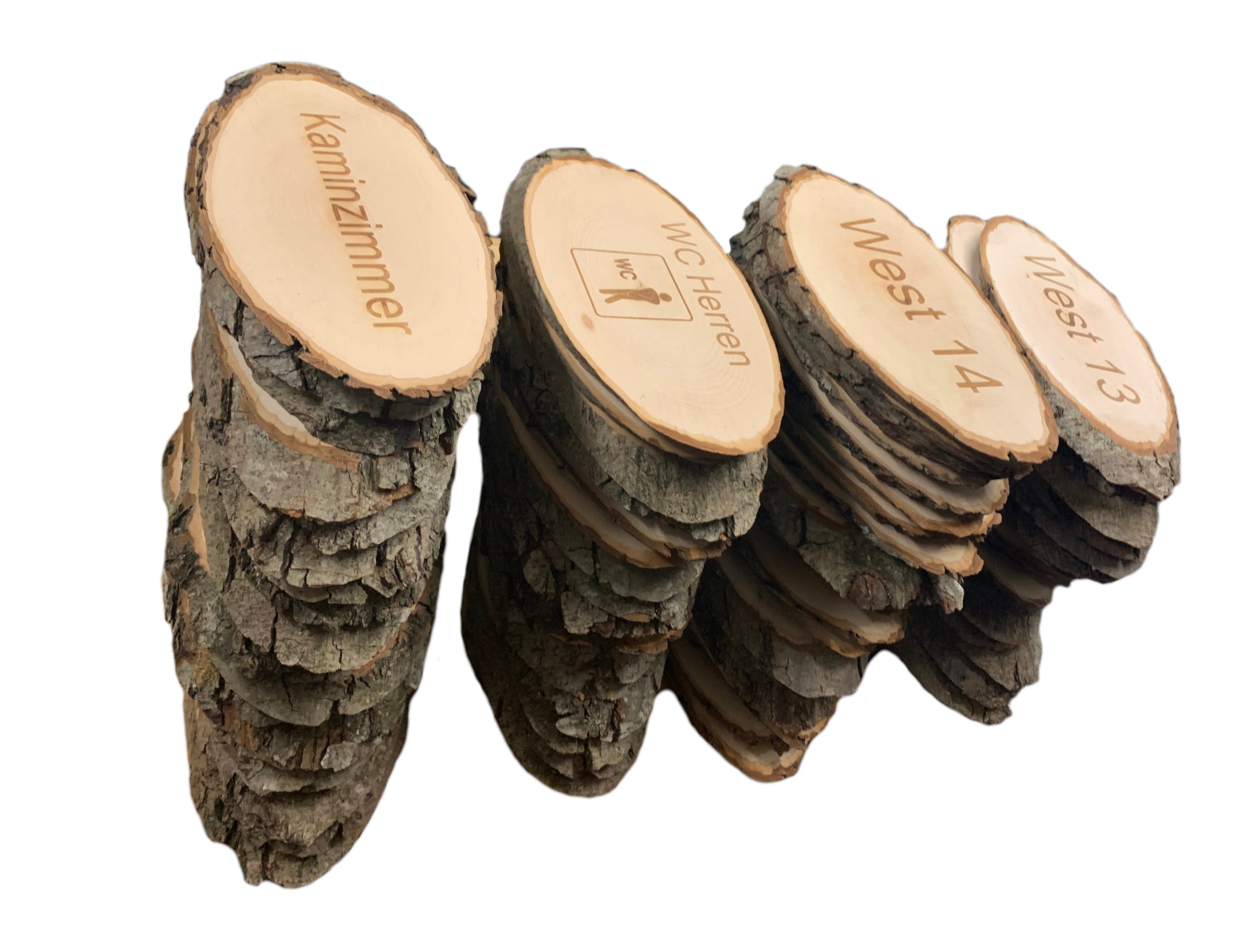 Naturfarbene Holzscheiben und Rindenbretter mit gravierten Texten und Logos, ideal für personalisierte Dekorationen oder Geschenke, präsentiert in einer ansprechenden Anordnung.