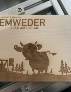 Detailreiche Lasergravur des Logos des Stemweder Open Air Festivals, personalisiertes Geschenk, hochwertiges Holzmaterial. Als Dekoration oder für Events geeignet, Kunstwerk für Zuhause, Fan-Geschenk.