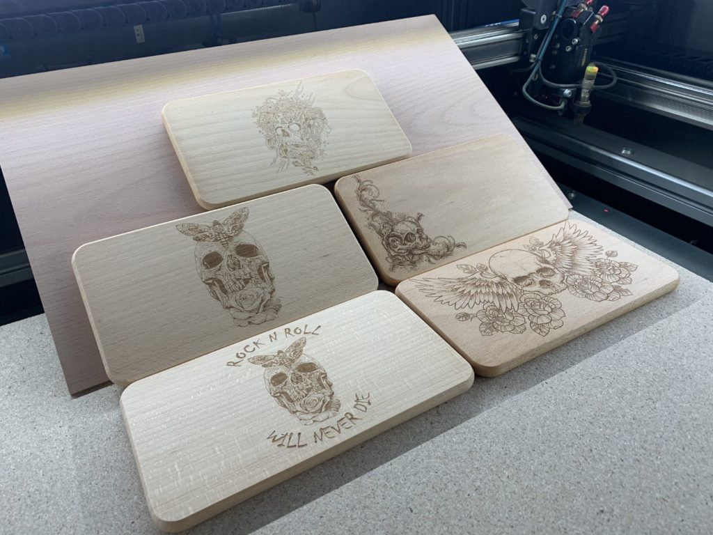 Vintage Holzbrett mit Tattoo-Motiv, perfekt für personalisierte Geschenkideen oder Dekoration. Hochwertiges Holz mit detailreichen Gravuren in einem modernen Tattoo-Stil.