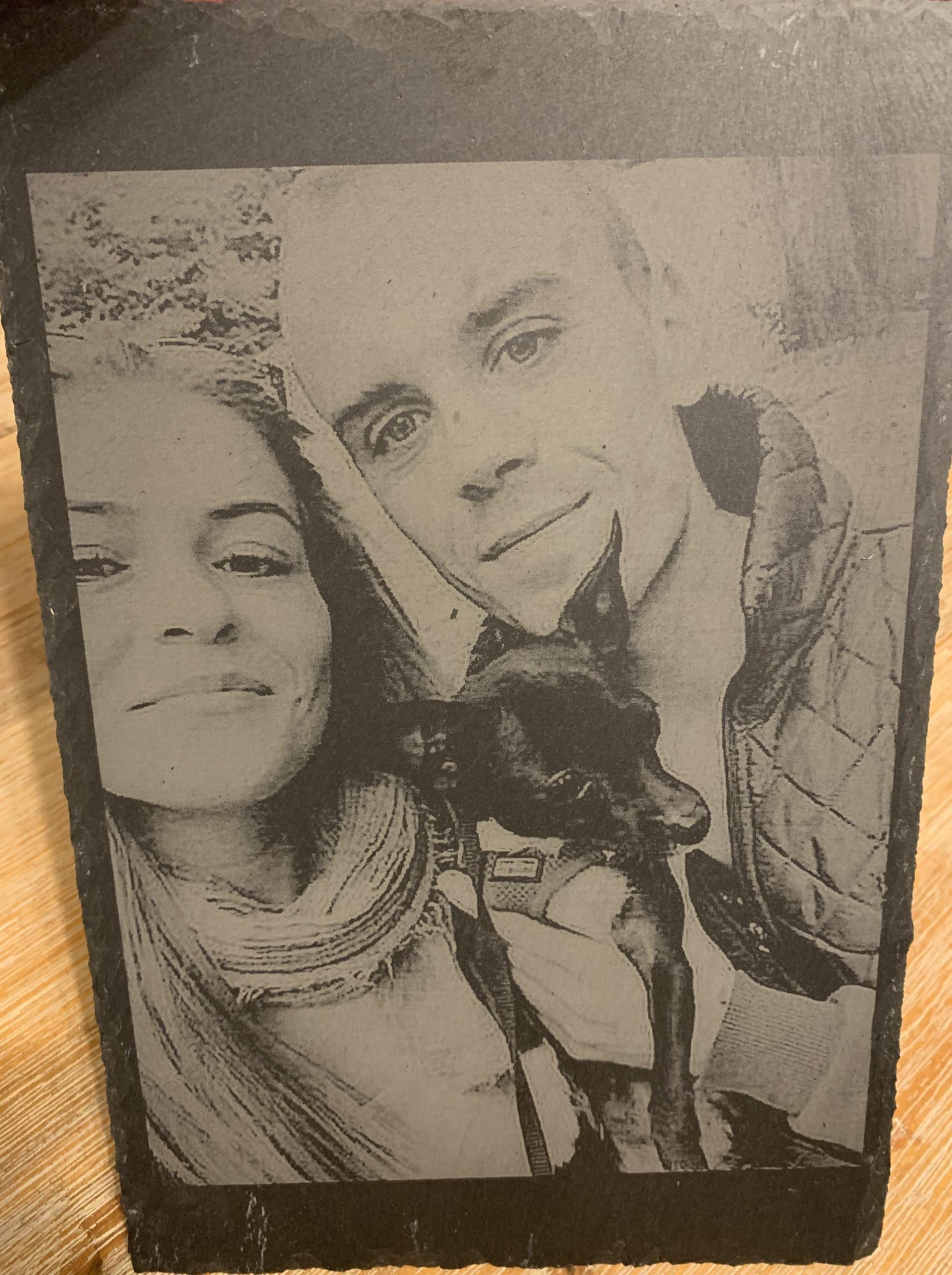 Perfektes personalisiertes Geschenk: Ein hochwertiges graviertes Foto auf Schiefer mit einem lieben Motiv und einem Hund. Ideal für besondere Anlässe bei Laserart Kevin Langer in Lübbecke.