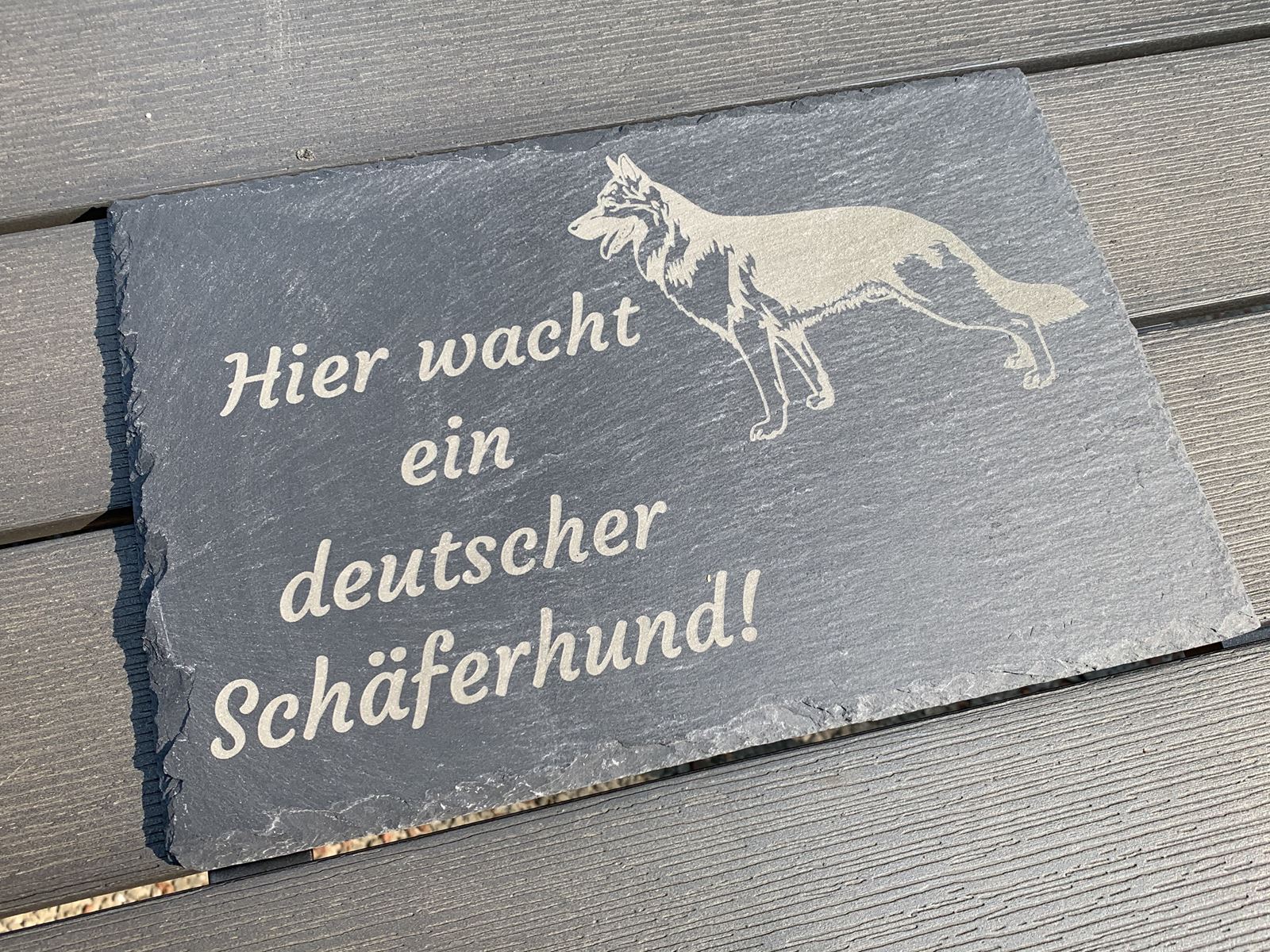 Lasergravur eines Schäferhund auf einem gut sichtbaren Hinweisschild, das vor einem Hund warnt.