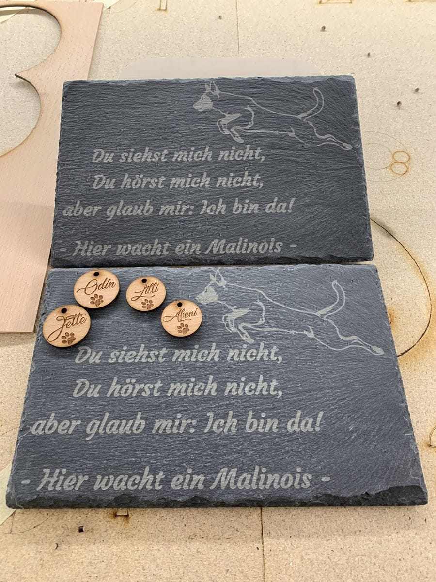 Lasergravur eines Malinois auf einem gut sichtbaren Hinweisschild, das vor einem Hund warnt.