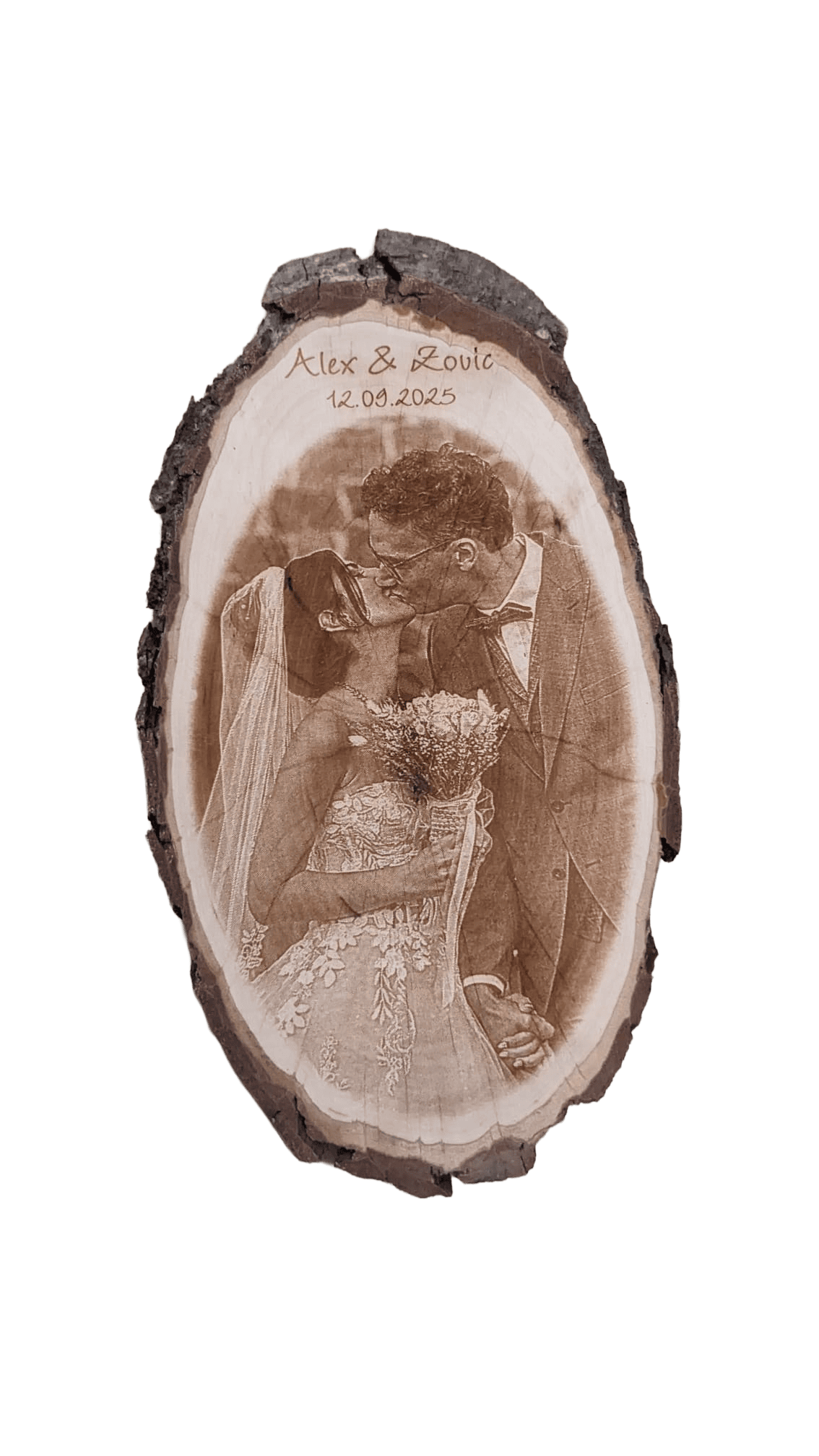 Rindenbrett mit Lasergravur eines Hochzeitspaars graviert bei Laserart Kevin Langer