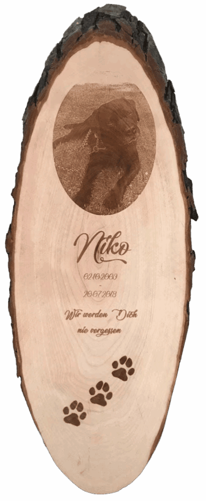 Elegantes Holzschild mit Lasergravur eines Hundes und persönlicher Widmung, ideal für liebevolle Erinnerungen oder Geschenkideen.